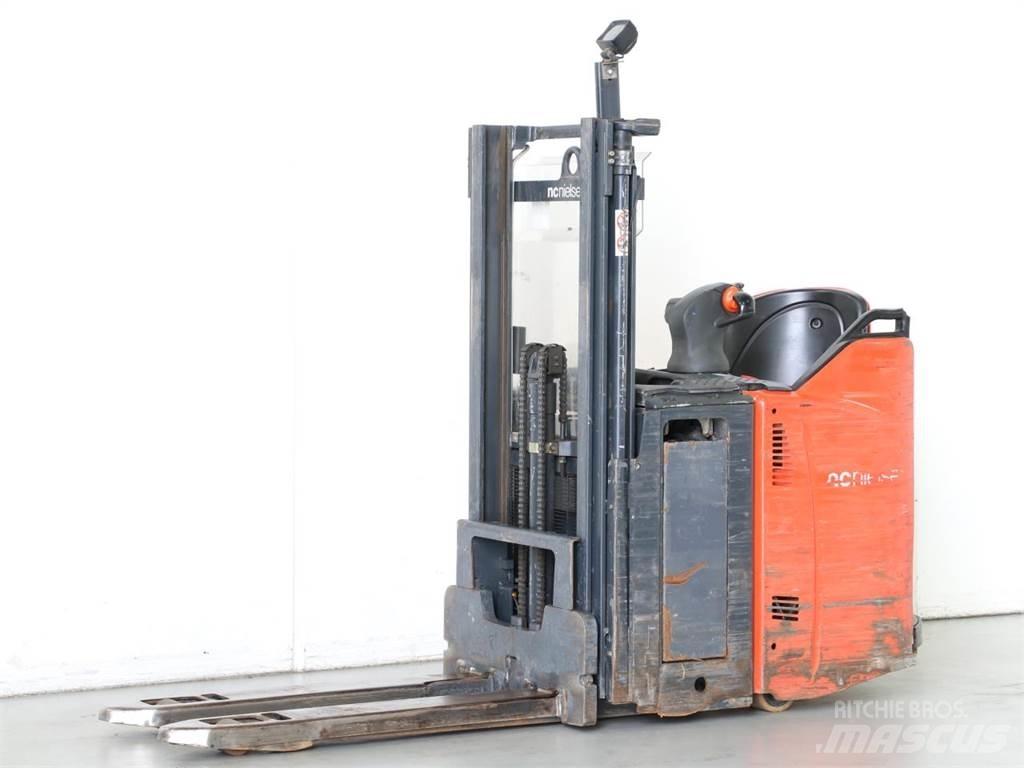 Linde D12SP/133 Stapelaar meeloop