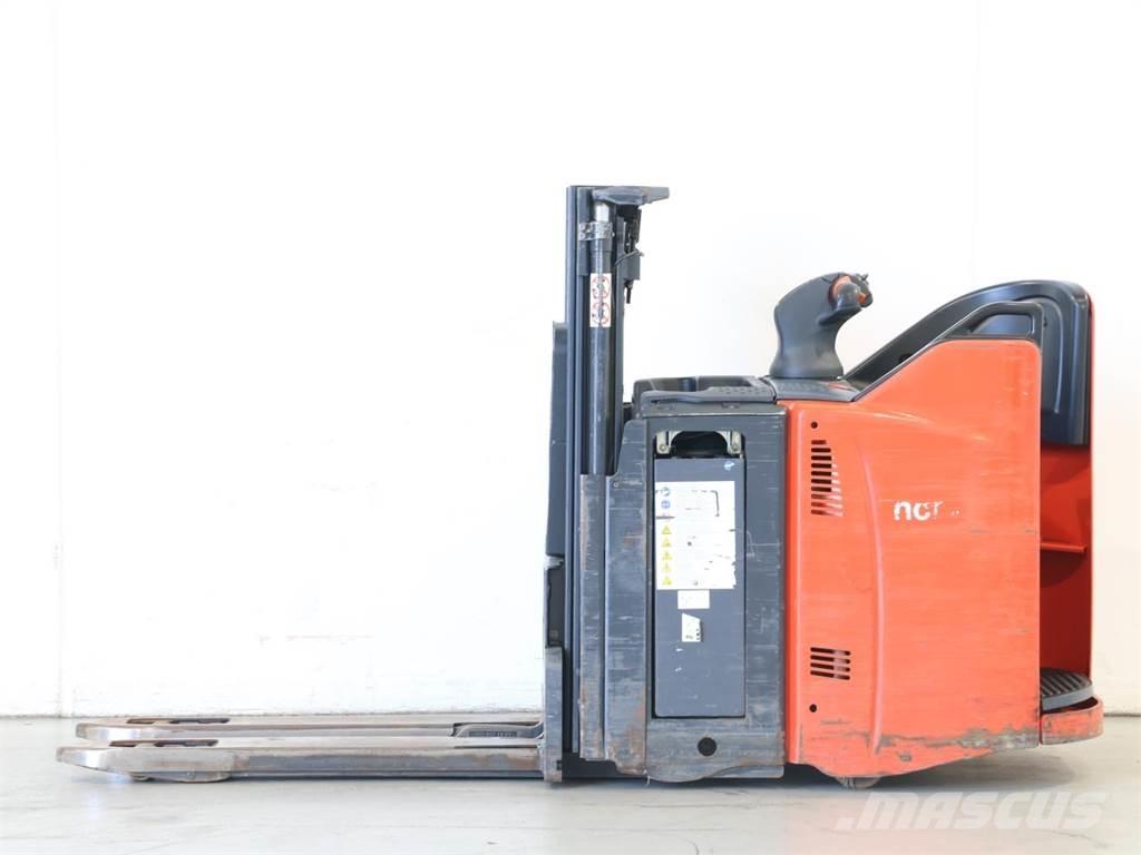 Linde D12SP/133-01 Stapelaar meeloop
