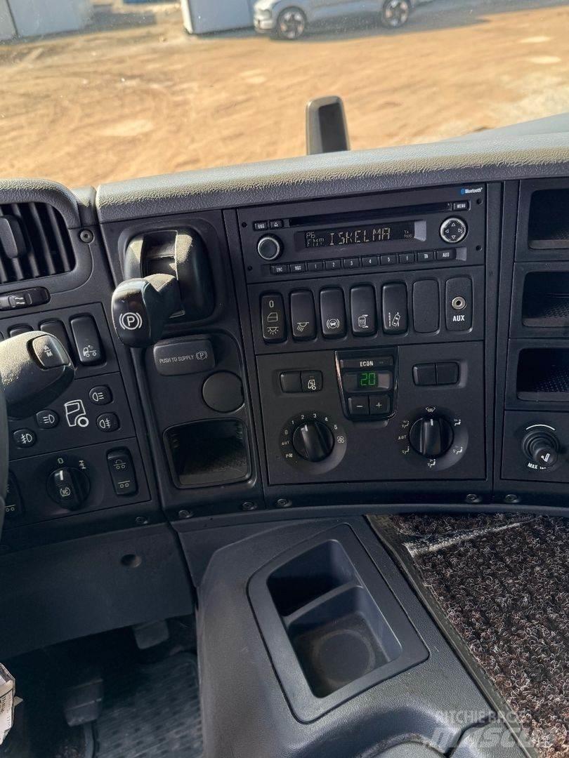 Scania P370 Vlakke laadvloer met kraan