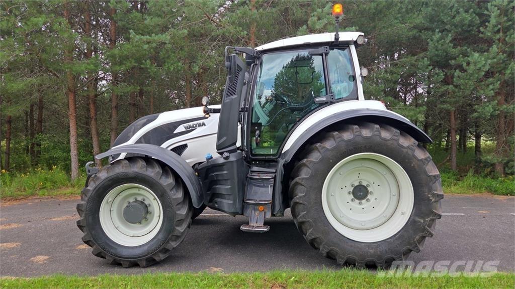 Valtra T254 Versu Tractoren