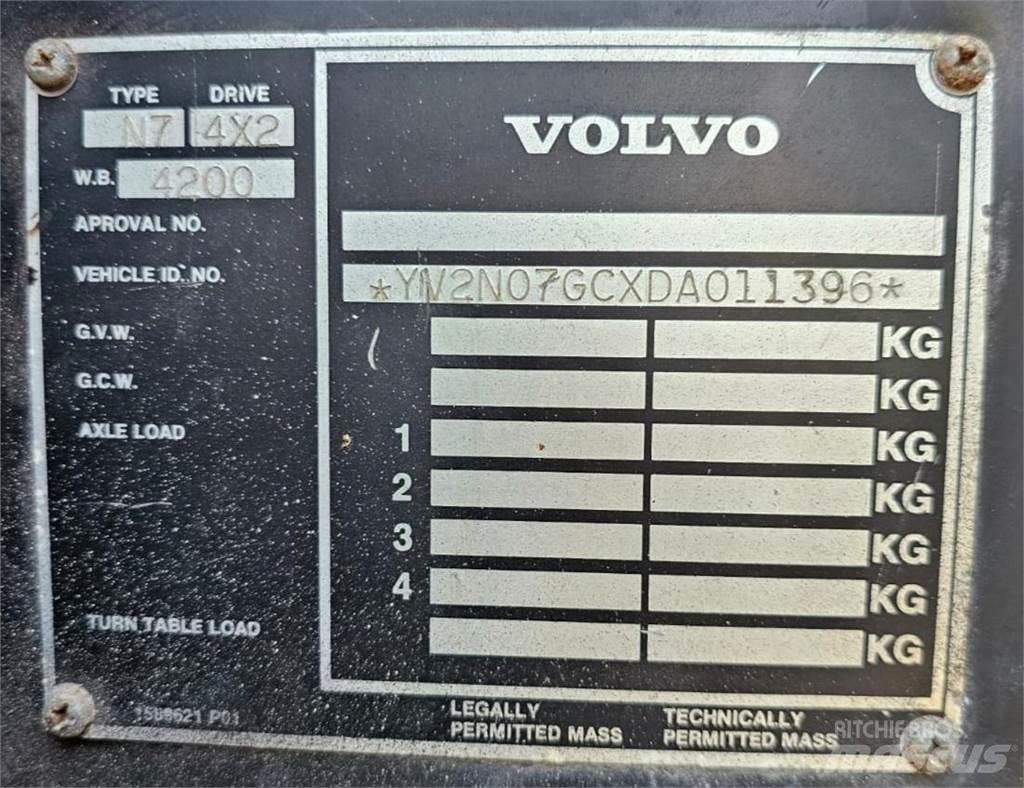 Volvo N7 6x2 Vlakke laadvloer met kraan