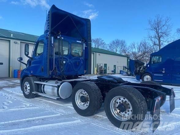 Freightliner CASCADIA 116 Trekkers
