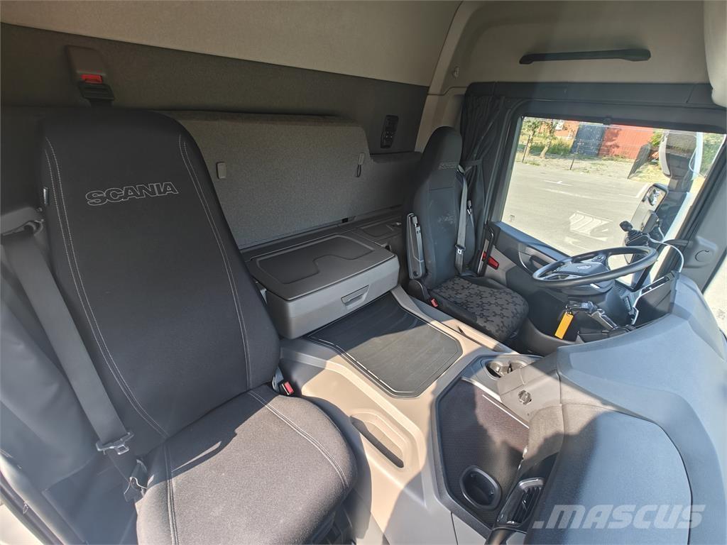Scania P450 Vrachtwagen met containersysteem