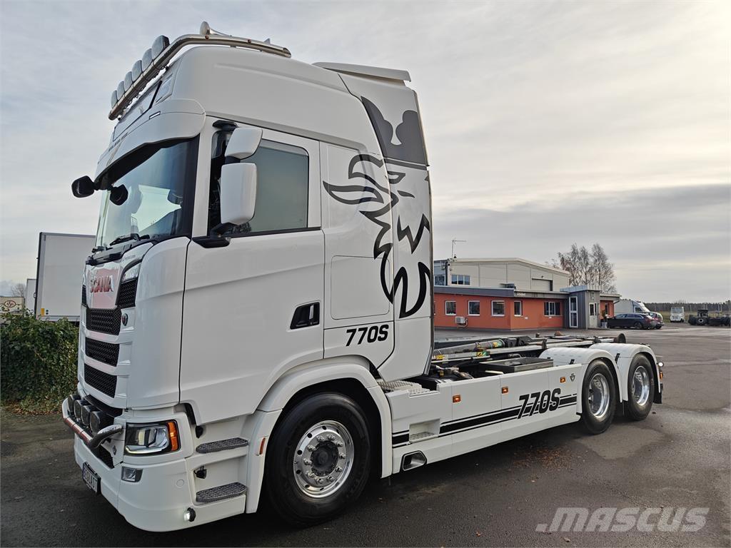 Scania S770 Vrachtwagen met containersysteem