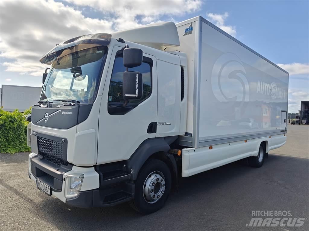 Volvo FL250 Bakwagens met gesloten opbouw
