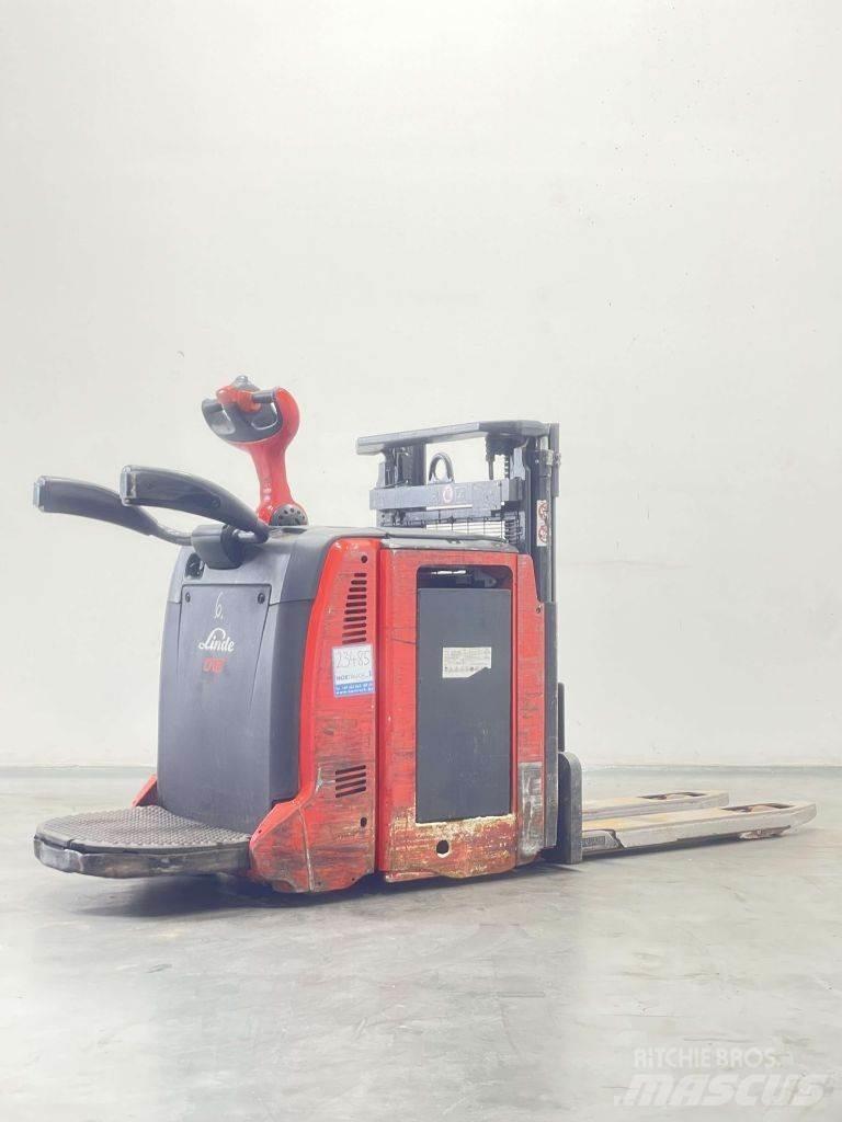 Linde D12AP-133 Stapelaar meeloop