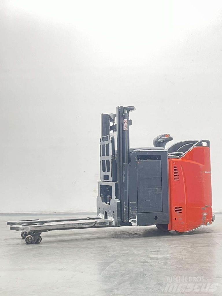 Linde D12HPSP-133 Stapelaar meeloop