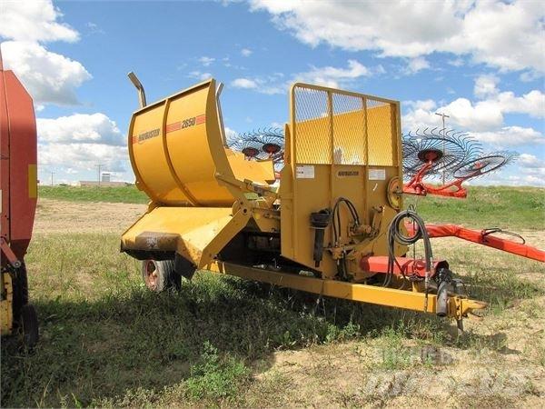 Haybuster 2650 Balenhakselaars, -snijders en -afwikkelaars