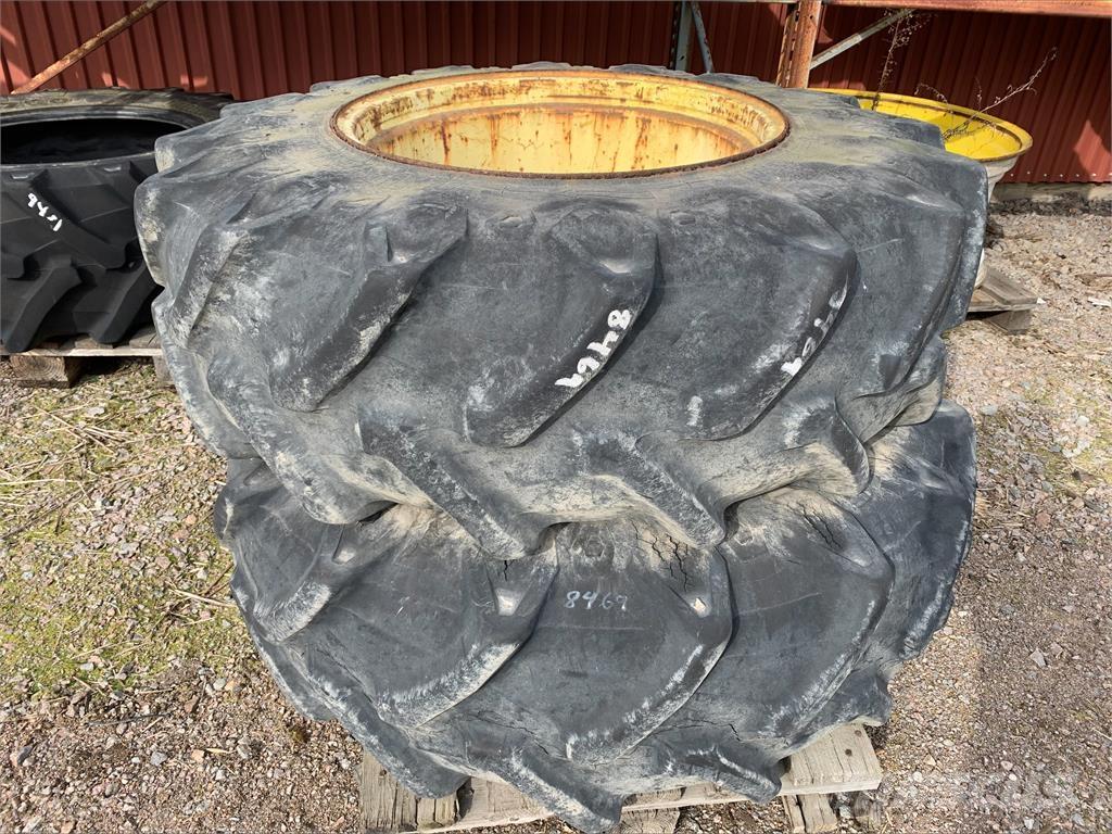  16.9X26 Banden, wielen en velgen