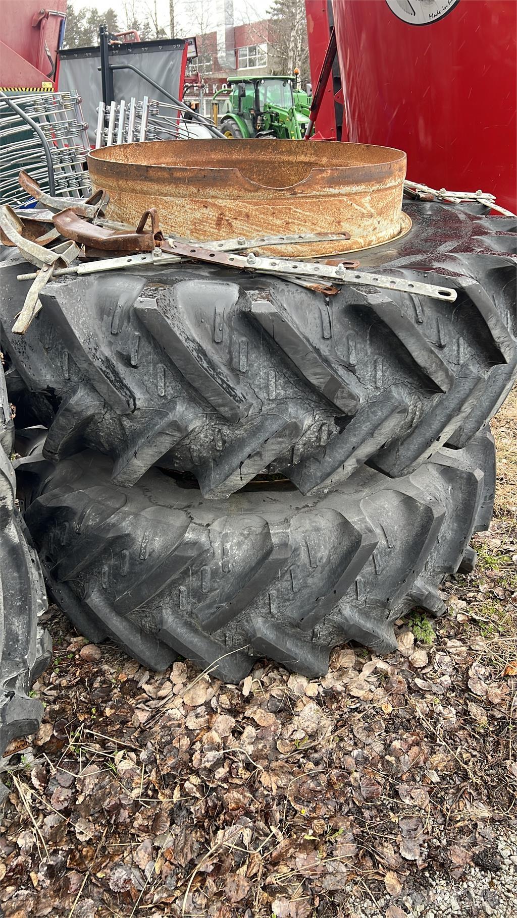  20.8R 38 Banden, wielen en velgen