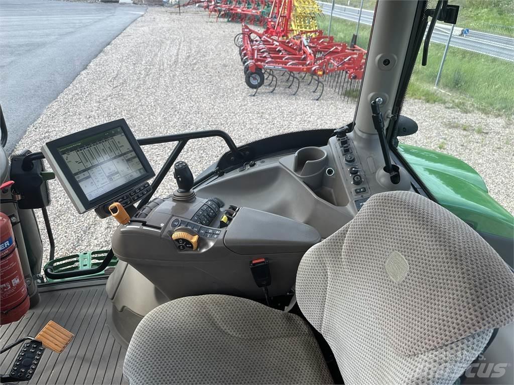 John Deere 6215R Tractoren