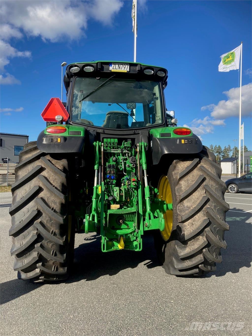 John Deere 6215R Tractoren