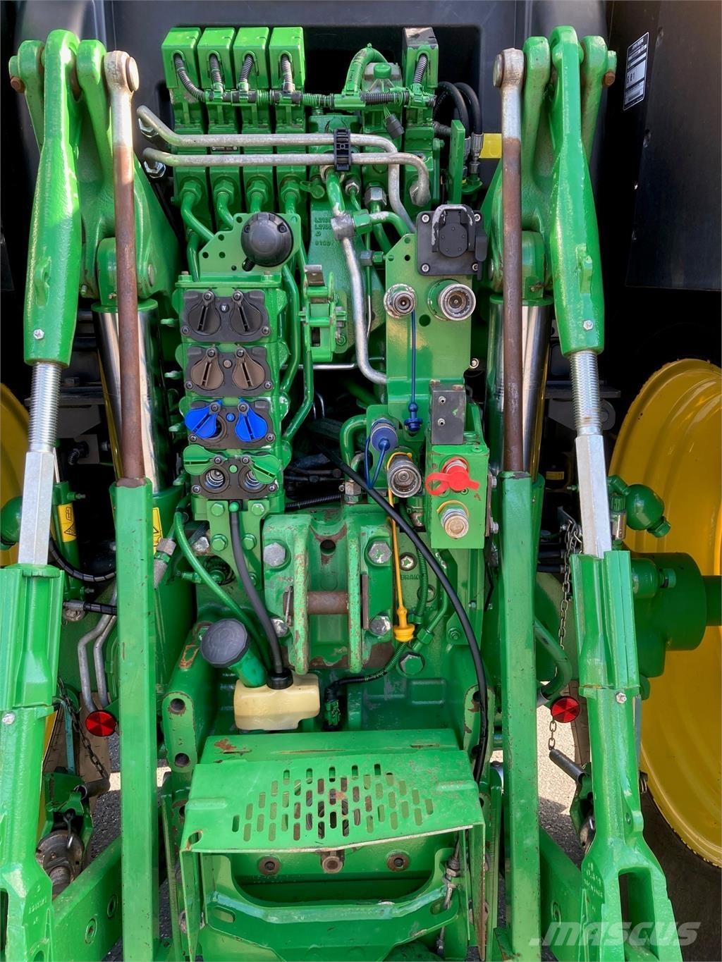 John Deere 6215R Tractoren