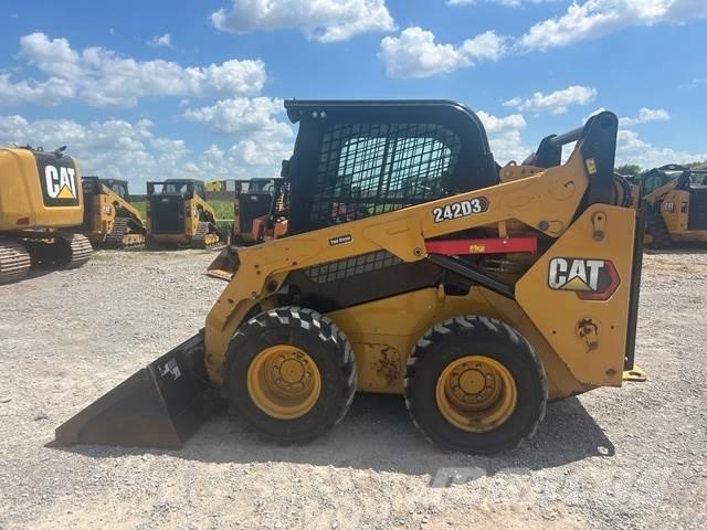CAT 242D3 Banden, wielen en velgen