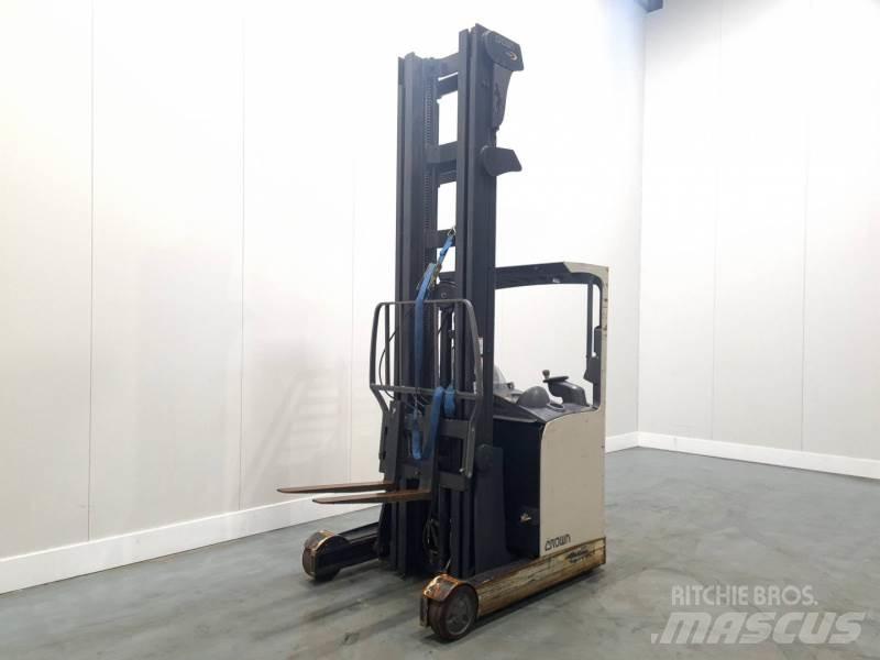Crown ESR4500 Reachtruck voor hoog niveau