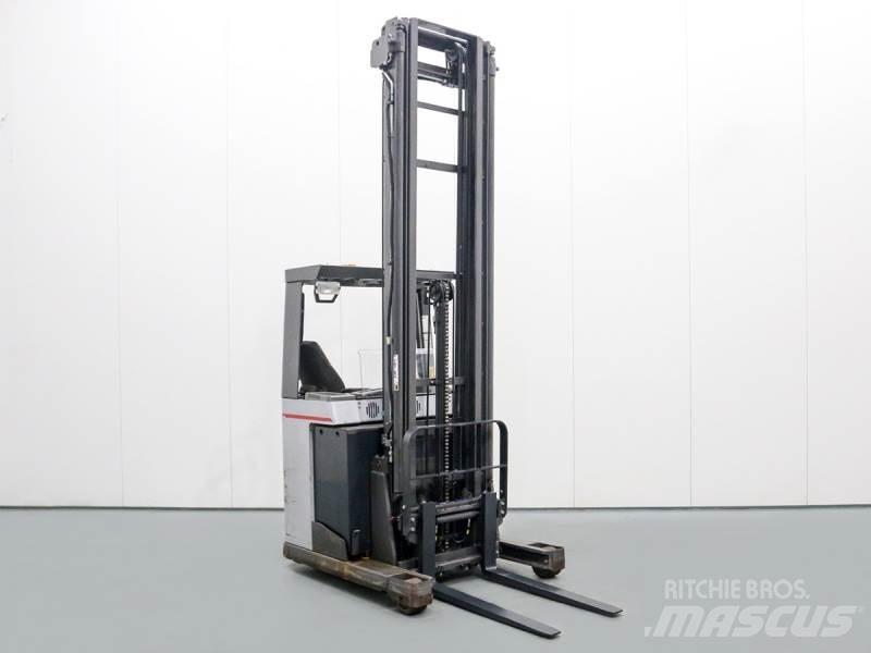 Nissan UNS161 Reachtruck voor hoog niveau
