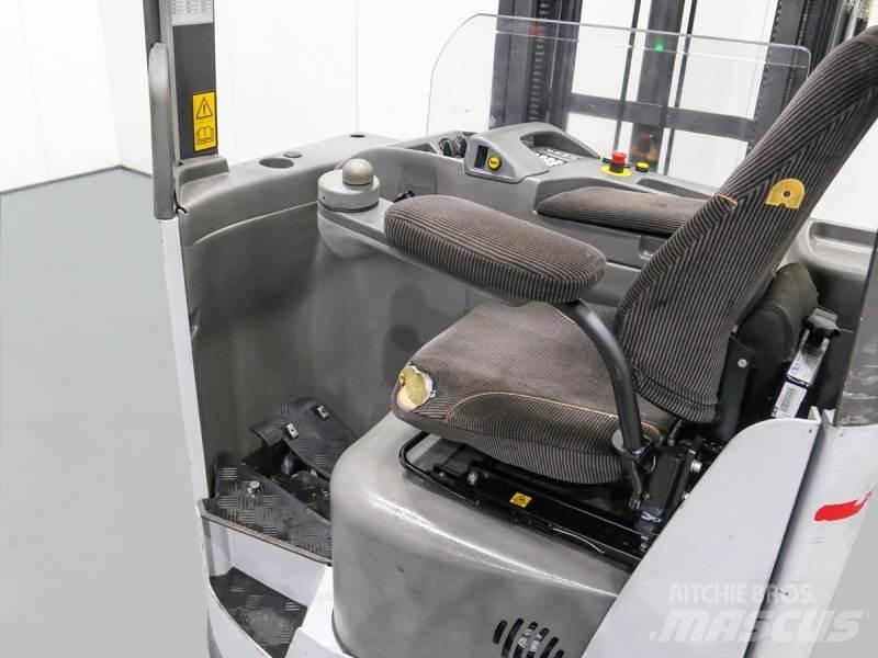 Nissan UNS161 Reachtruck voor hoog niveau