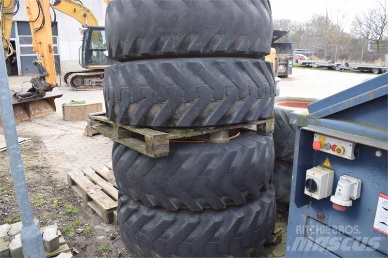 JCB 4 CX Banden, wielen en velgen