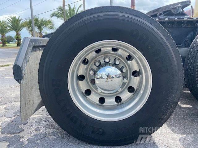 Mack CXU613 Trekkers