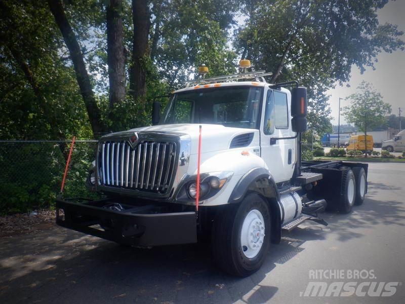 International 7400 Chassis met cabine