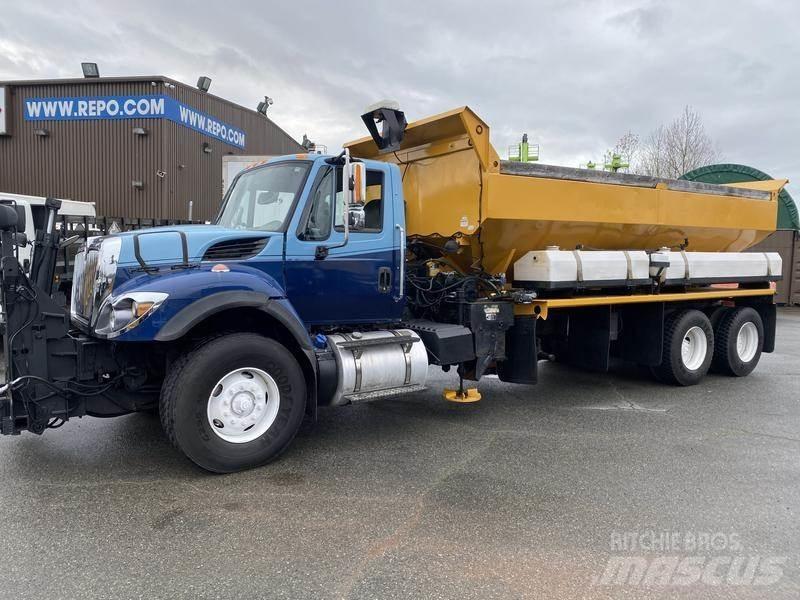 International 7400 Sneeuwschuivers en -ploegen
