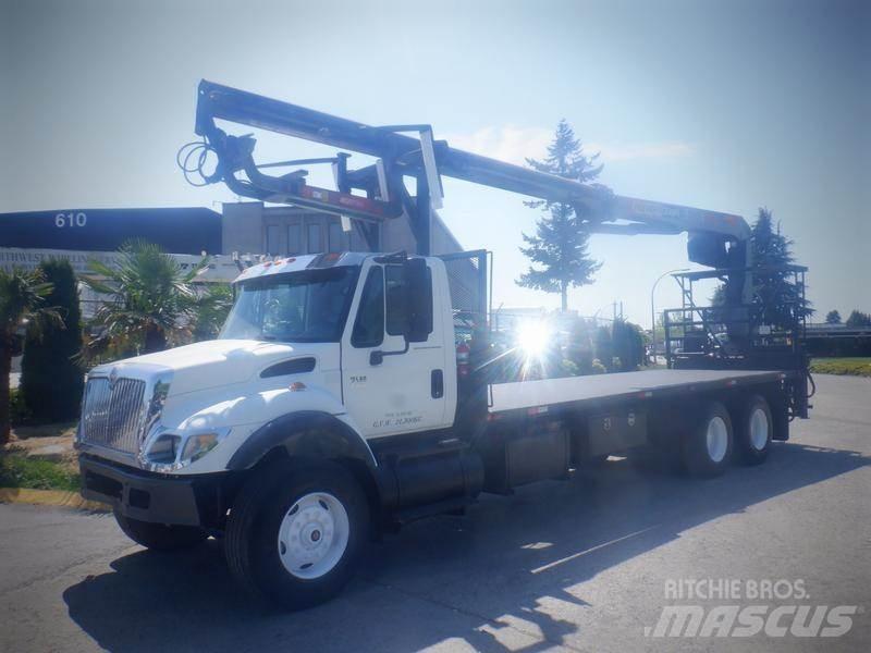 International 7500 Vlakke laadvloer met kraan