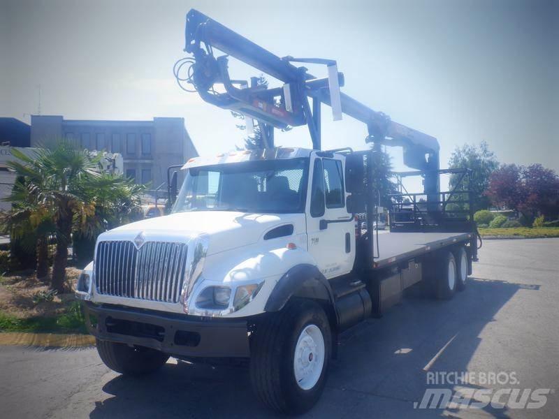 International 7500 Vlakke laadvloer met kraan