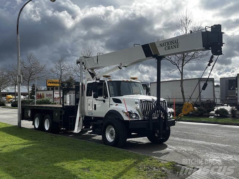 International 7500 Vlakke laadvloer met kraan