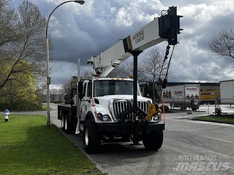 International 7500 Vlakke laadvloer met kraan