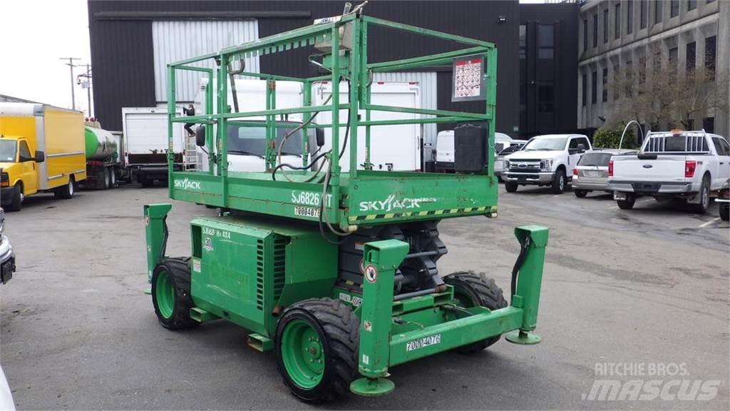 SkyJack SJ6826RT Schaarhoogwerkers