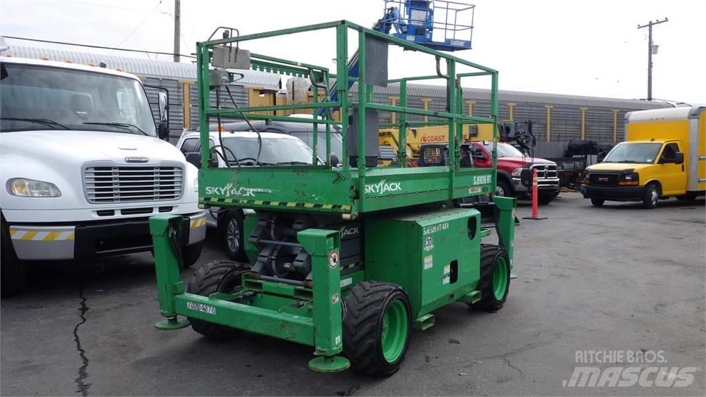 SkyJack SJ6826RT Schaarhoogwerkers