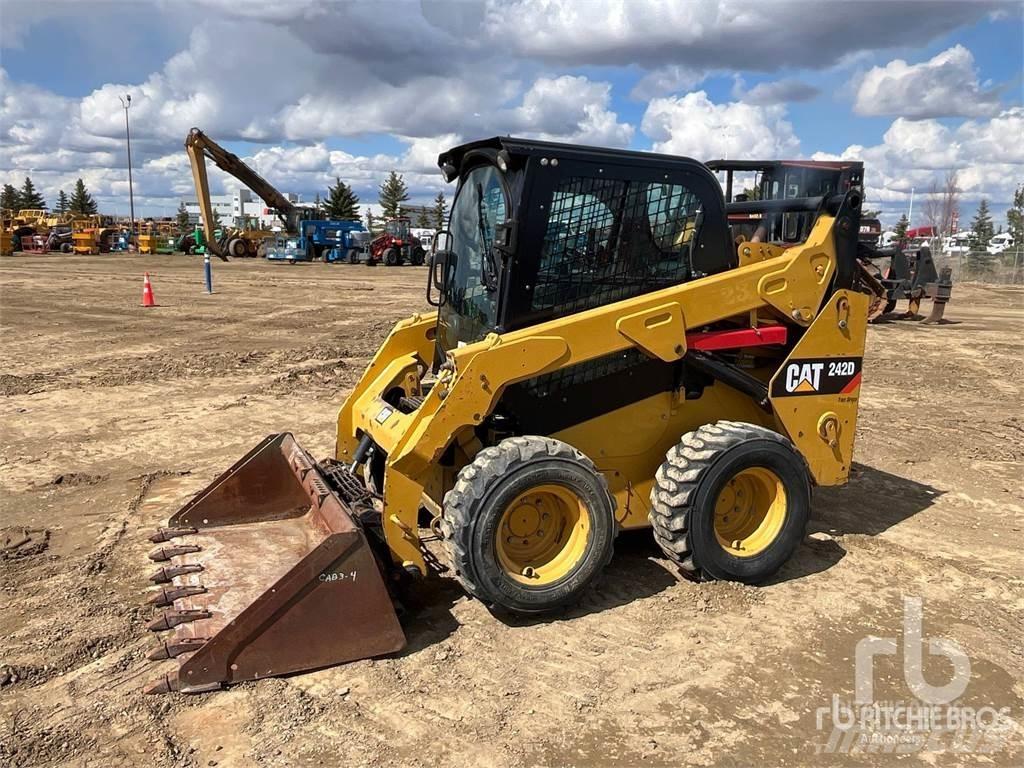 CAT 242D Schrankladers