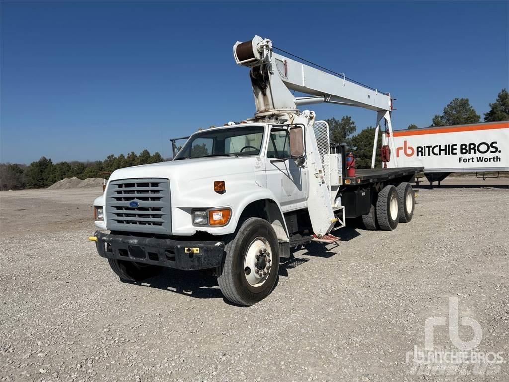 Ford FT900F Vlakke laadvloer met kraan