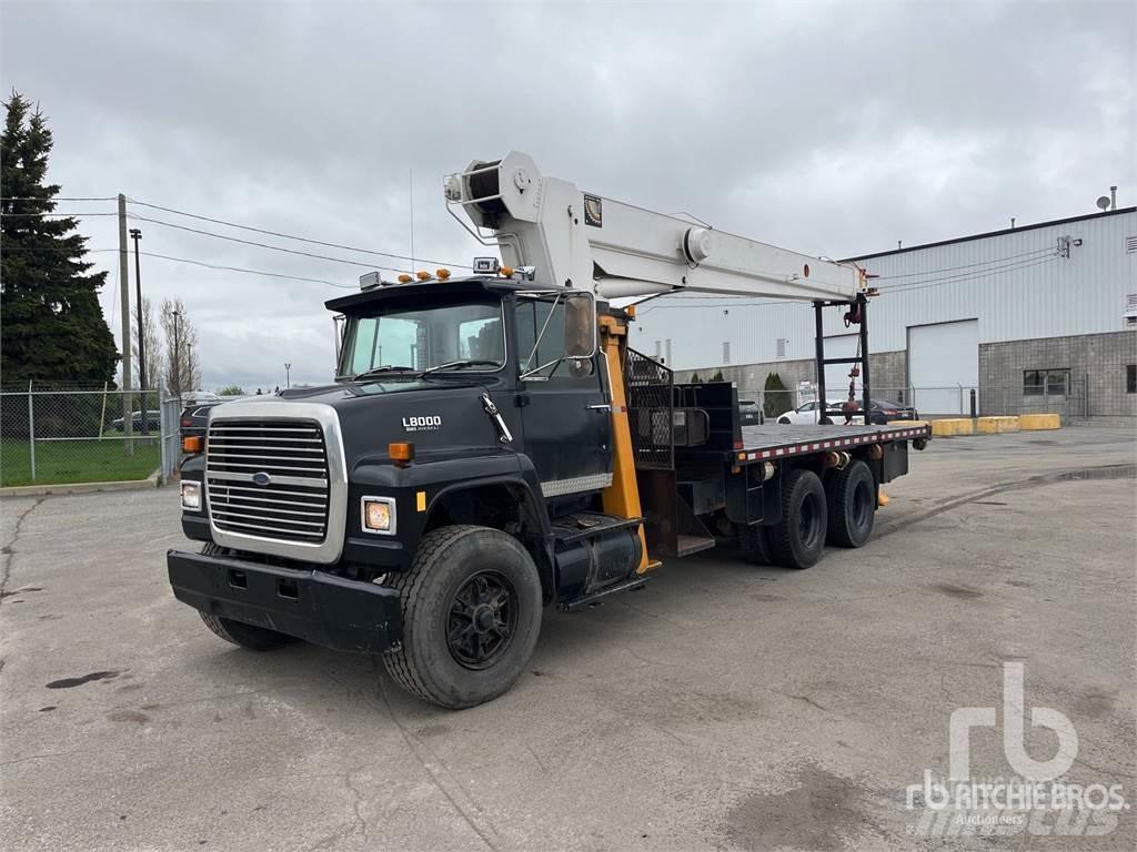 Ford L8000 Vlakke laadvloer met kraan