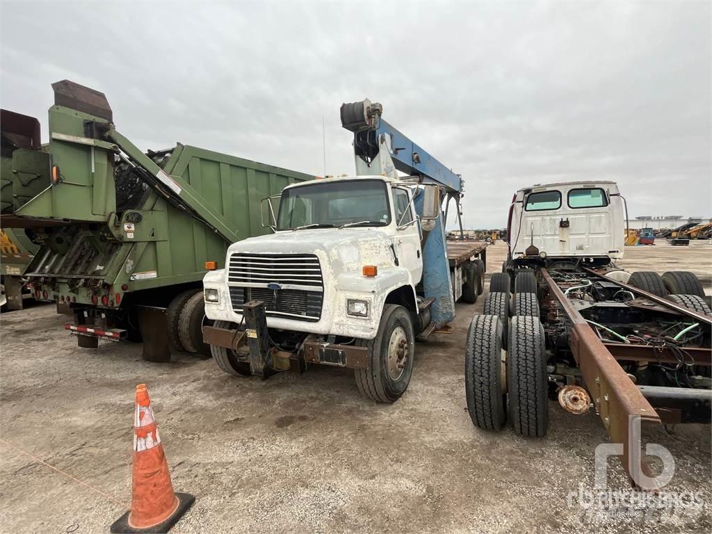 Ford LNT8000 Vlakke laadvloer met kraan