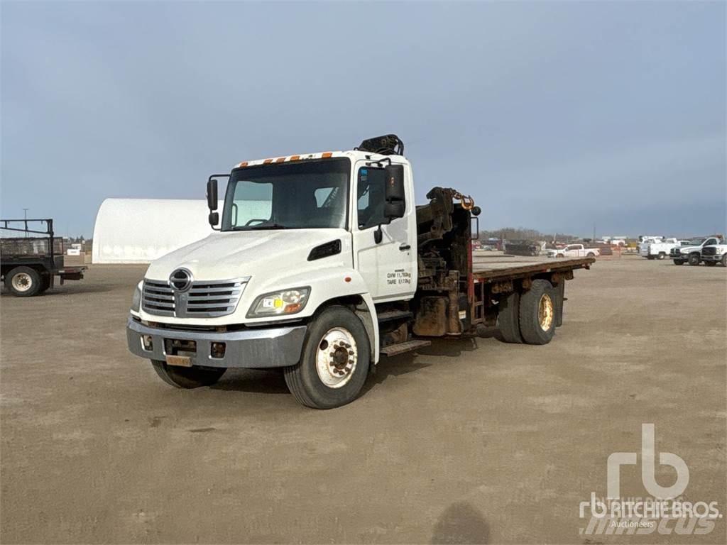 Hino 338 Vlakke laadvloer met kraan