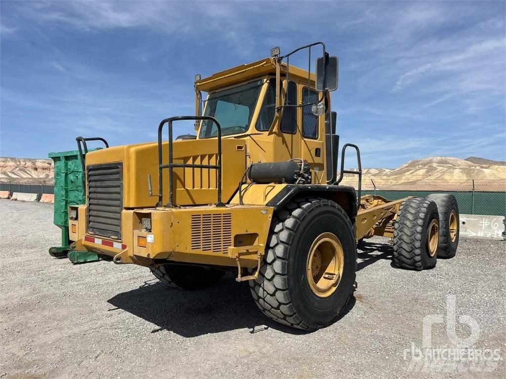 John Deere 300C Chassis met cabine