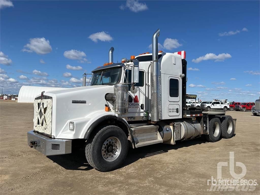 Kenworth T800 Vrachtwagen met vlakke laadvloer en lier