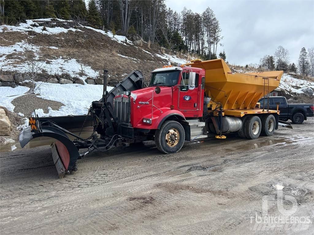 Kenworth T800 Sneeuwschuivers en -ploegen