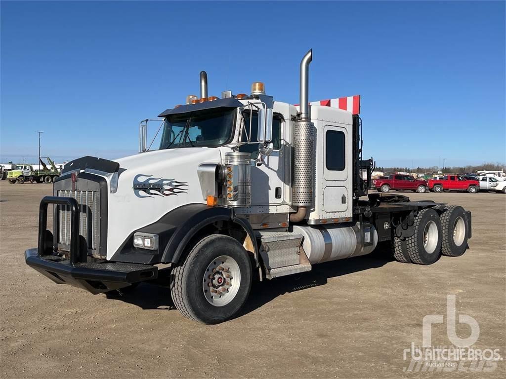 Kenworth T800B Vrachtwagen met vlakke laadvloer en lier