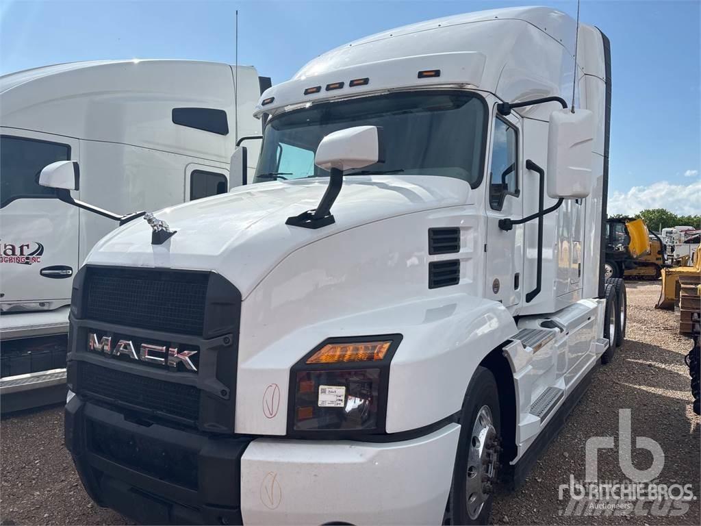 Mack AN64T Trekkers