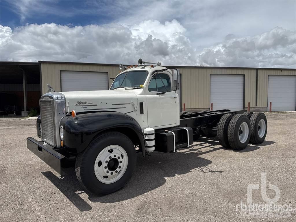 Mack B753S Chassis met cabine