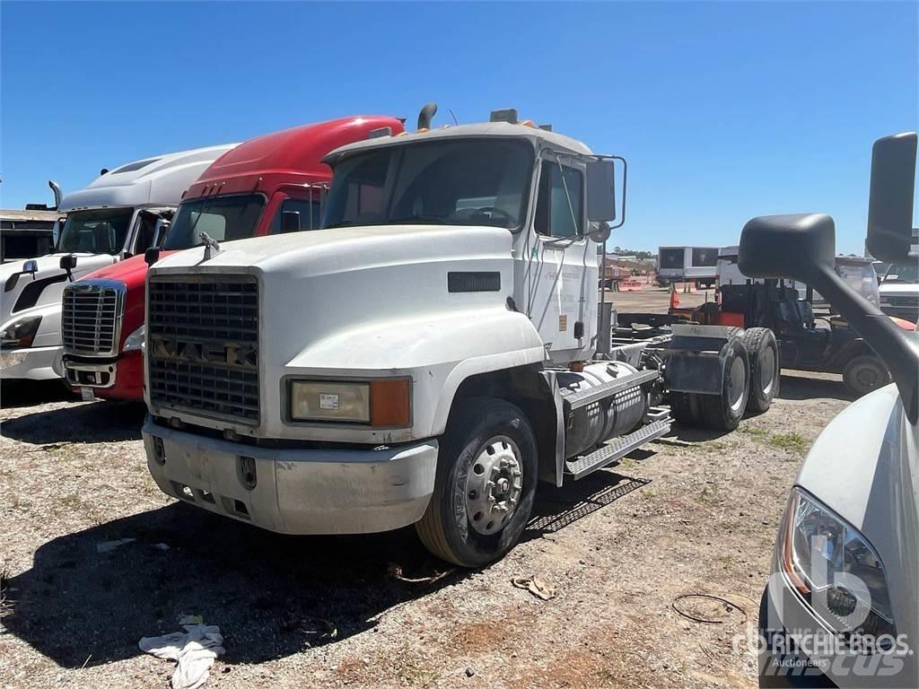 Mack CH613 Trekkers
