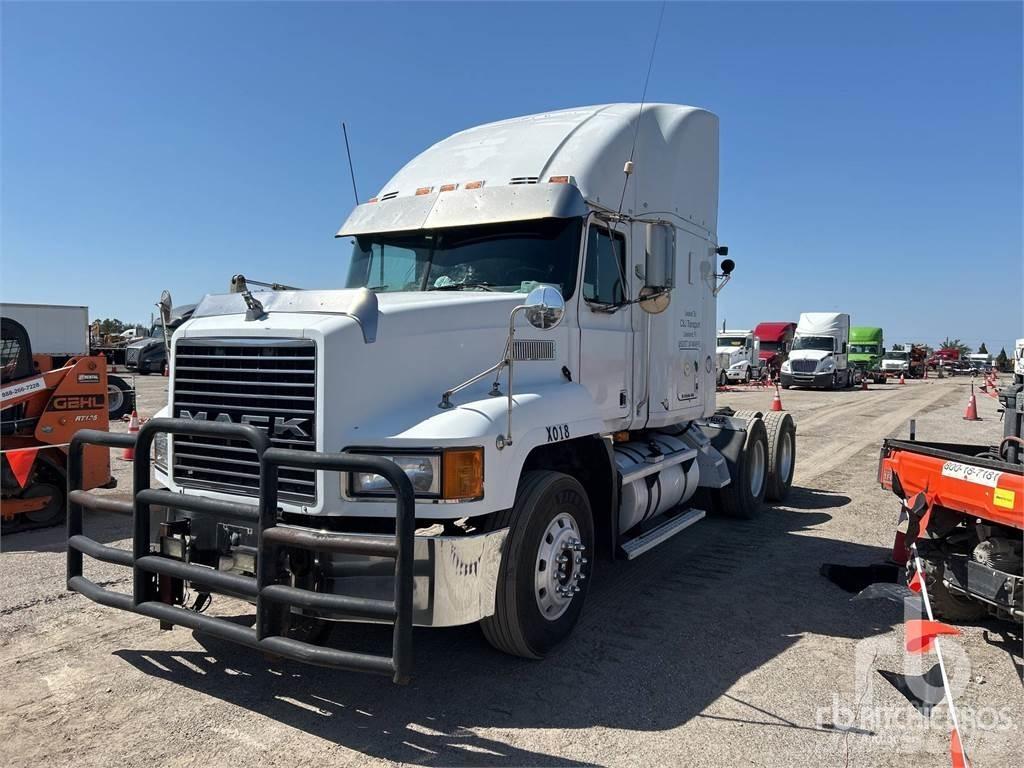 Mack CH613 Trekkers