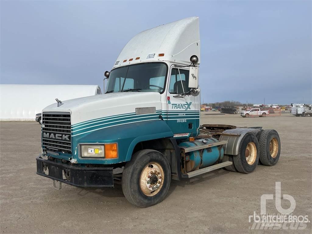 Mack CH613 Trekkers