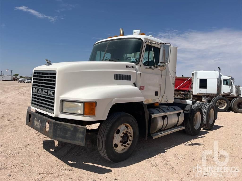 Mack CH613 Trekkers