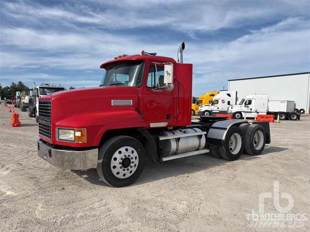 Mack CH613 Trekkers