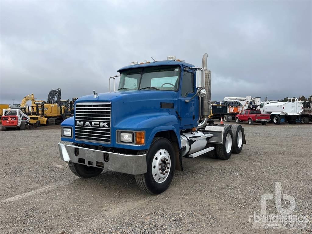 Mack CH613 Trekkers
