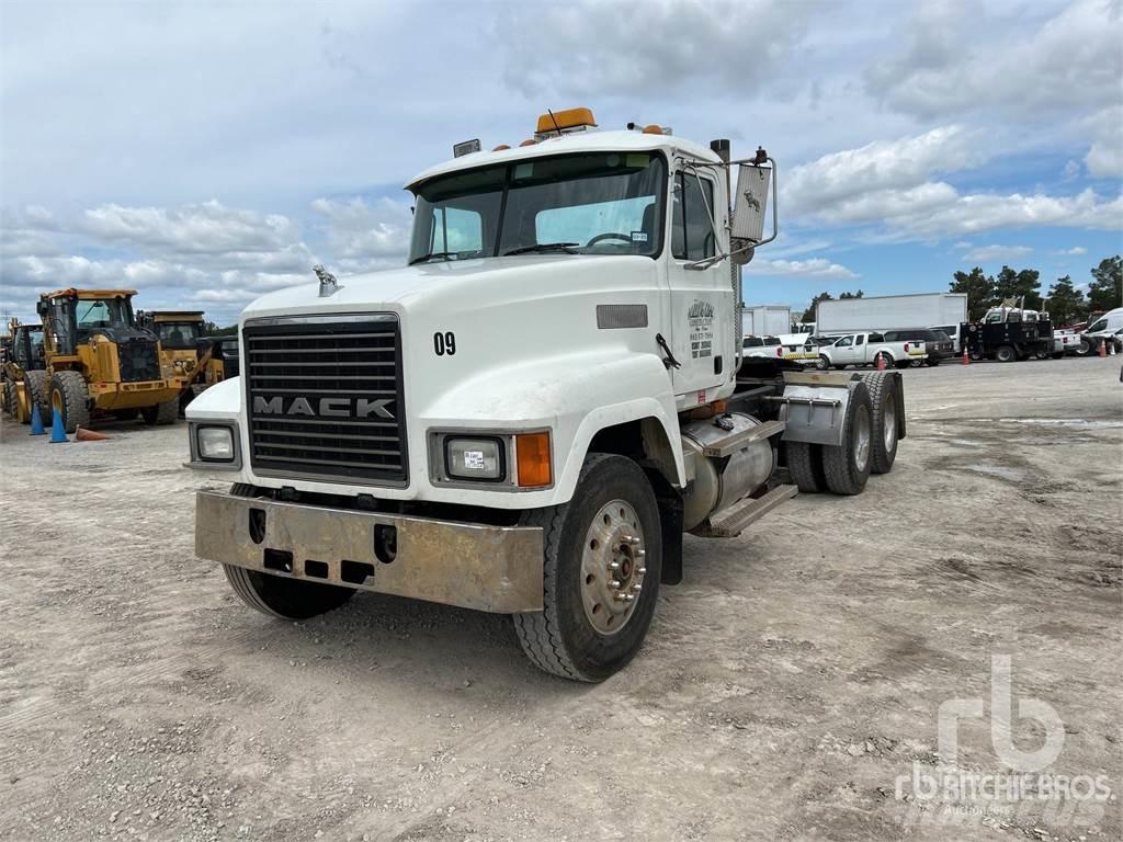 Mack CH613 Trekkers