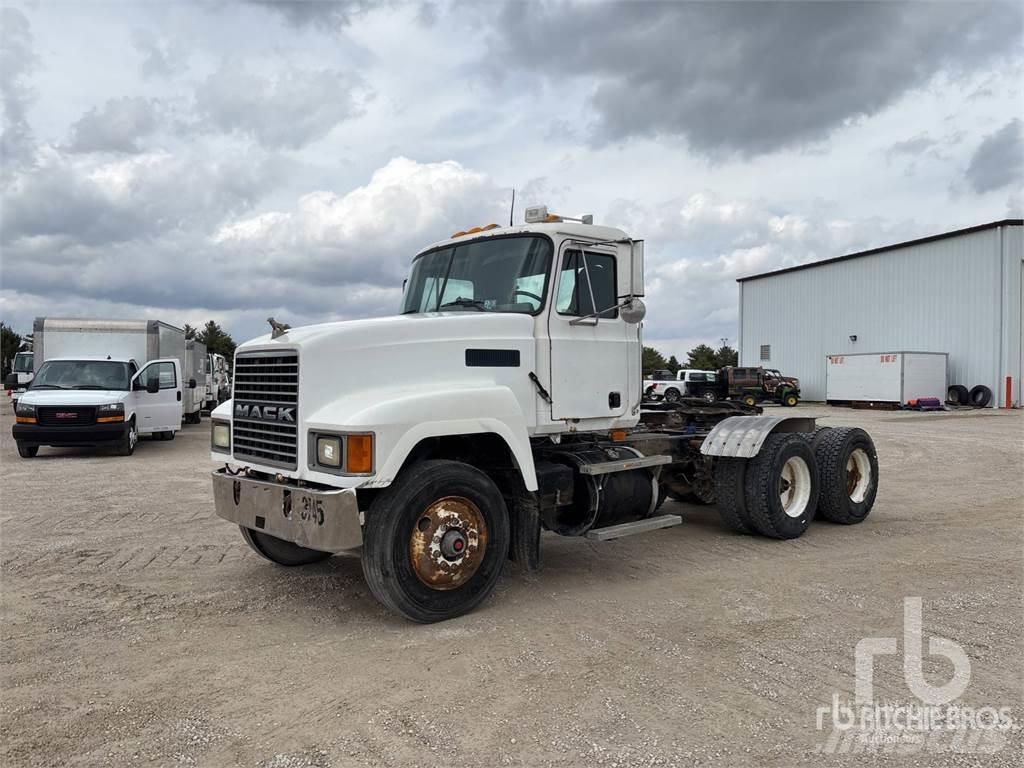 Mack CH613 Trekkers
